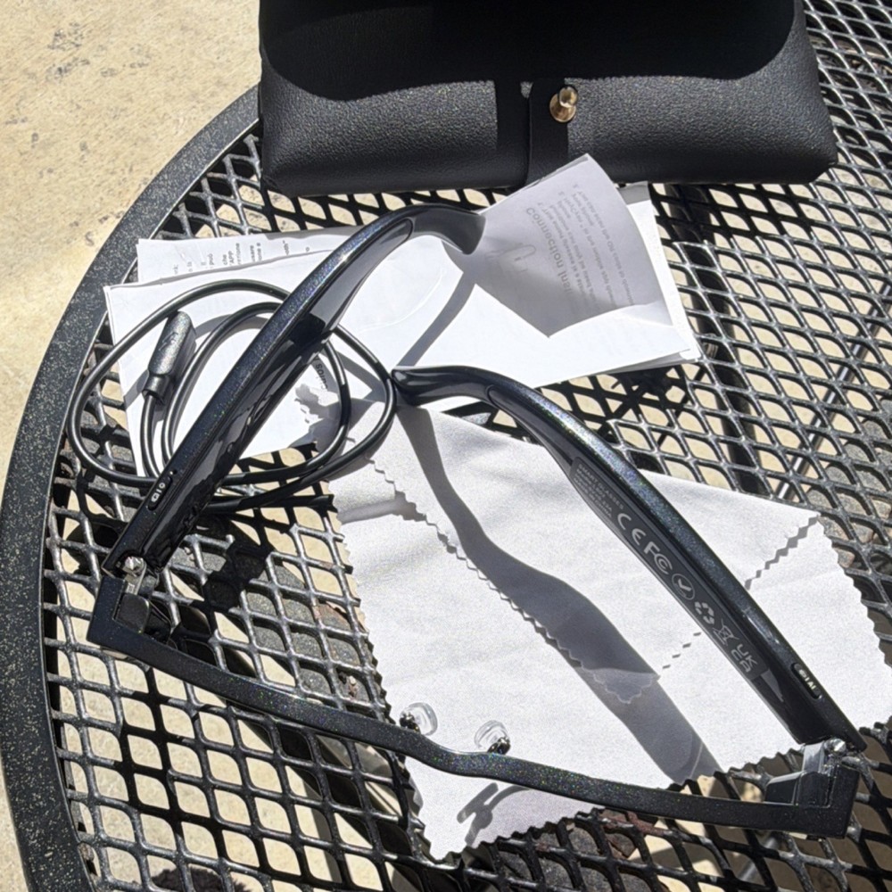 L802 Smart Glasses Black with Case and Charging Cable