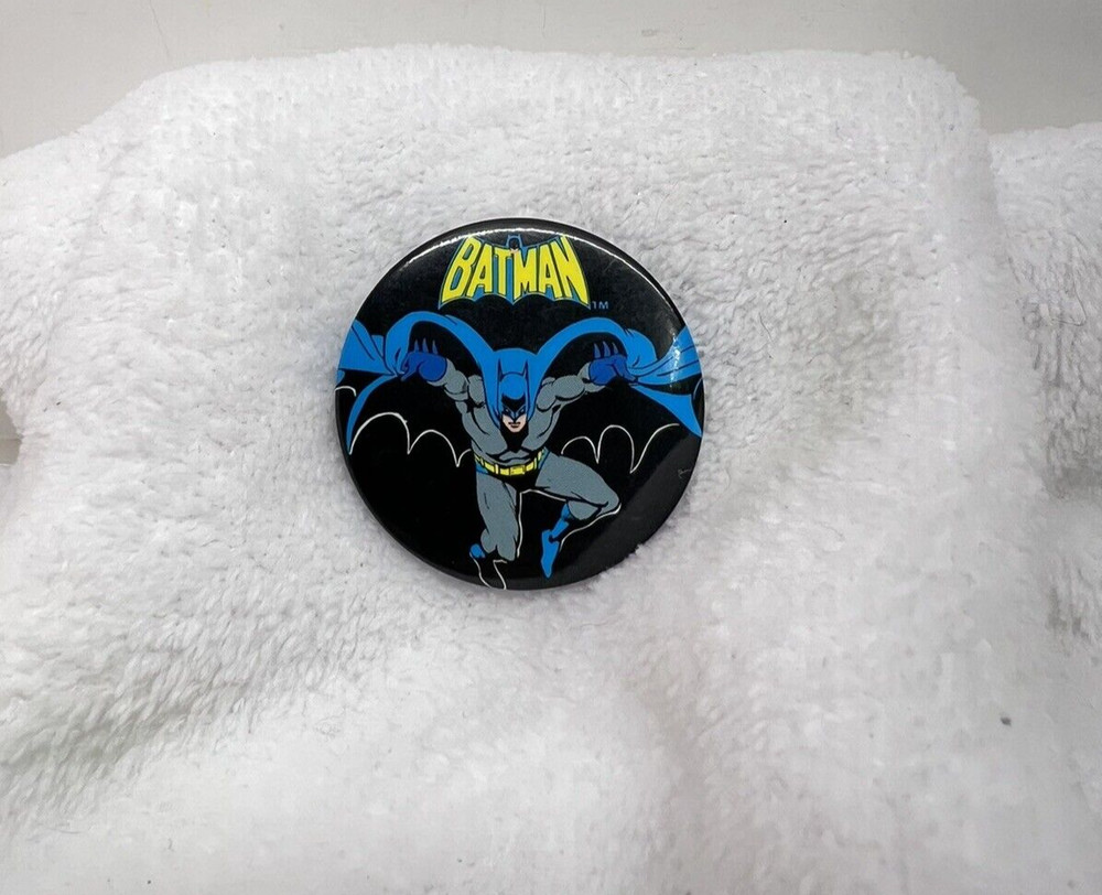 BUTTON PIN 1982 BATMAN Small 1.5" Vintage