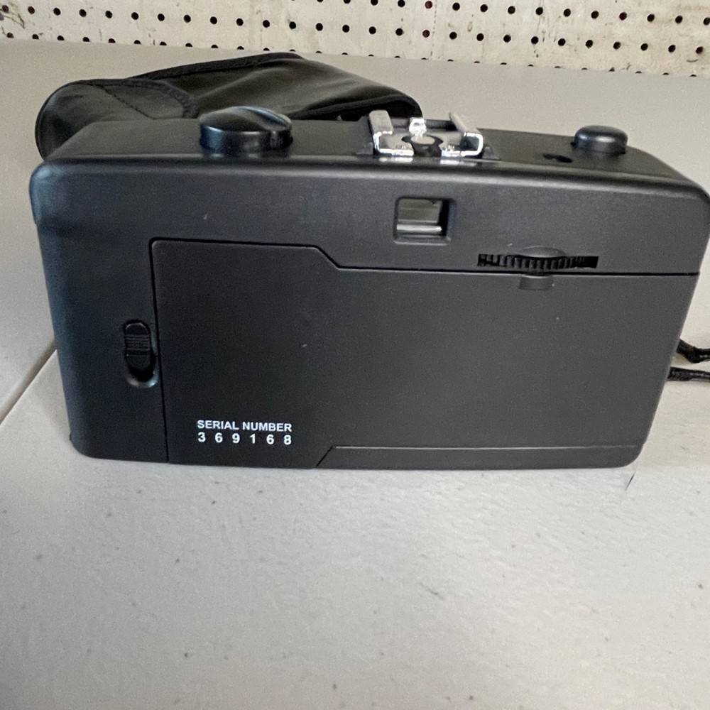 Quickshot DI-4400 Focus Free 35mm Camera with Case Black