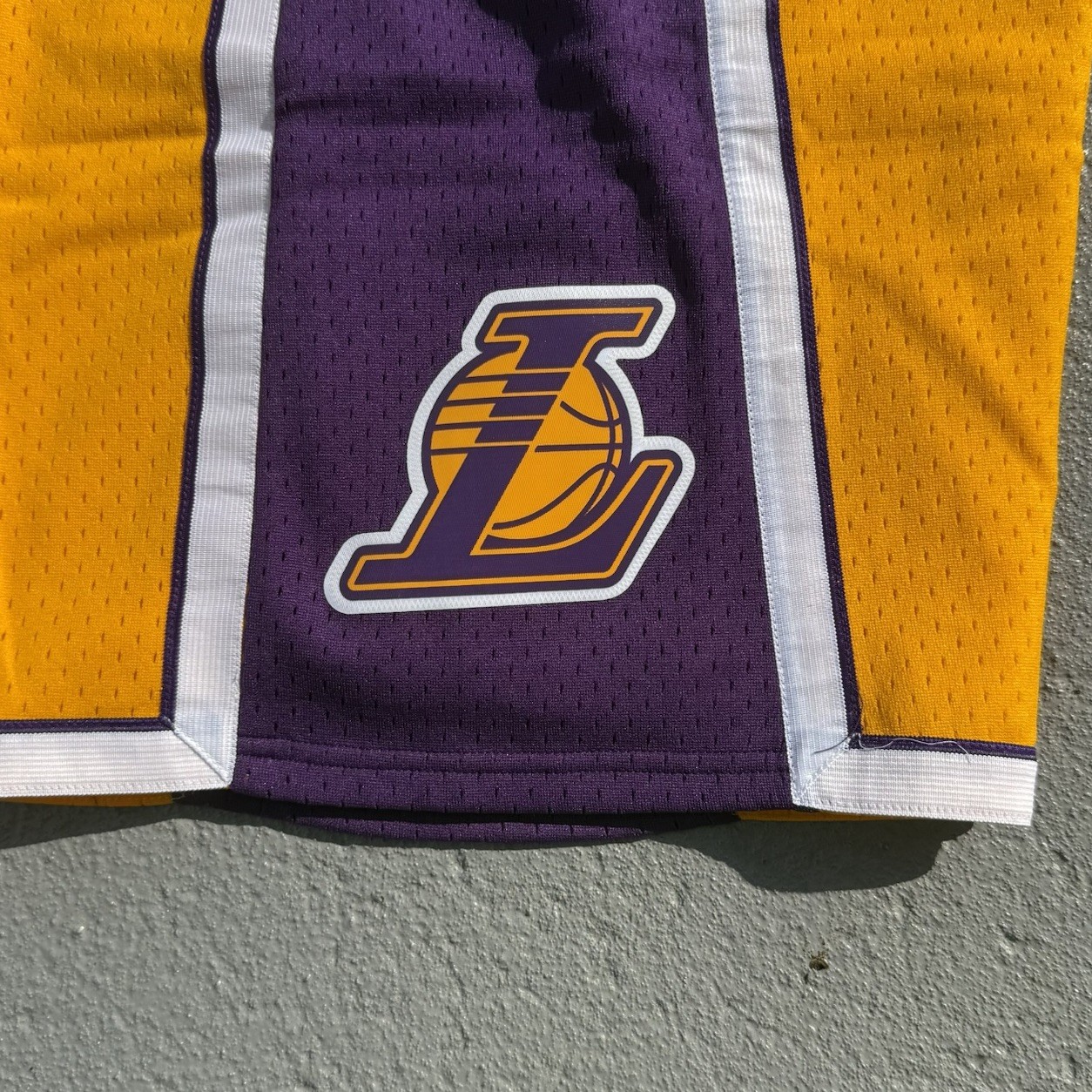Men's Mitchell & Ness Los Angeles Lakers NBA Swingman Shorts 2009 Large