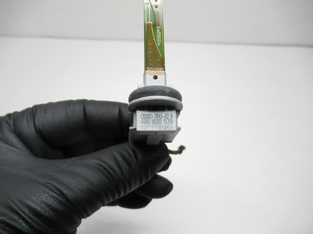 2000-2002 Audi S4 A4 Vent Duct Temperature Sensor 4B0820539 OEM