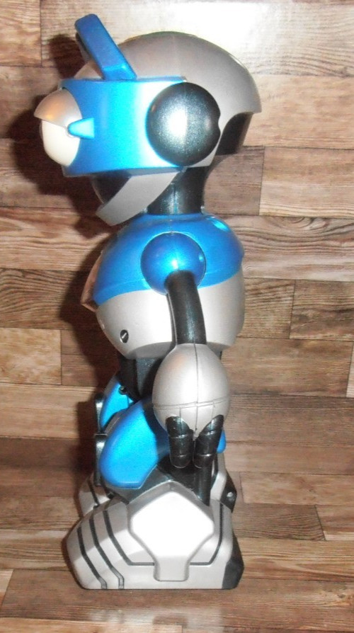 Old ~ 2001 Tiger Electronics / Hasbro Blue & Silver Robot Battery Toy ~ Untested