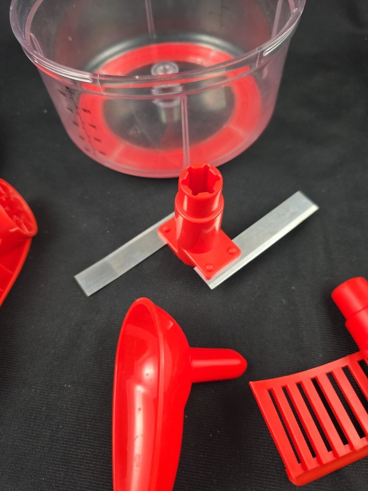 Tupperware Quick Chef Food Processor Chopper Red 4 Cups Whisk Mix Pour Spout