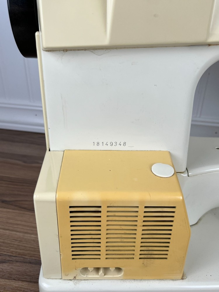 BERNINA 830 Record Electronic Sewing Machine With Pedal