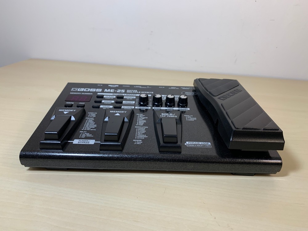 BOSS ME-25 Guitar Multi-Effects Processor w/ box + Inst Cable + 9v Power Adaptor