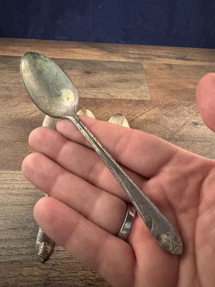 Lot of 4 Teaspoons Wm Rogers & Son Exquisite Pattern Silverplated