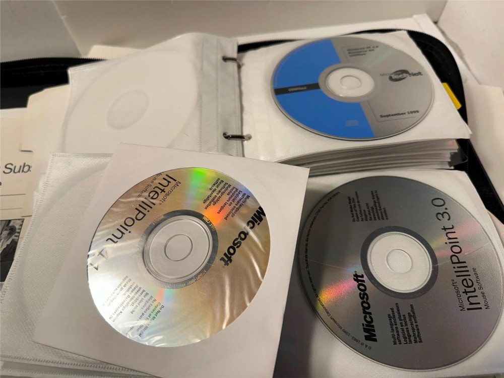2 Microsoft Technet Plus CD Subscription Binder 76 Discs Early 2000s + Extras