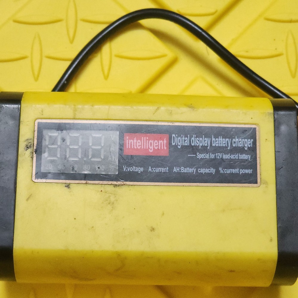 INTELLIGENT DIGITAL DISPLAY SMART FAST CHARGER  CLIPS ARE MISSING   A2