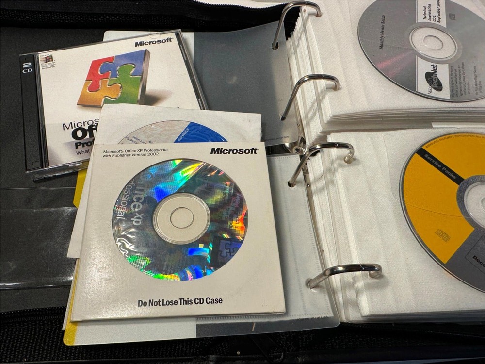 2 Microsoft Technet Plus CD Subscription Binder 76 Discs Early 2000s + Extras