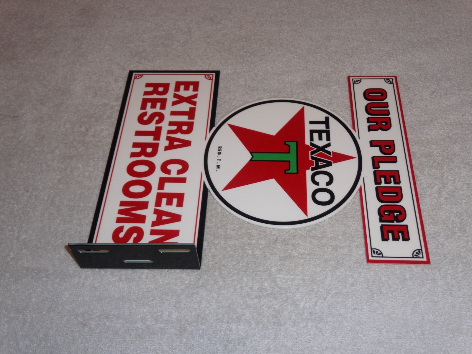 VINTAGE TEXACO OUR PLEDGE CLEAN RESTROOMS 11 3/4" METAL GASOLINE OIL FLANGE SIGN