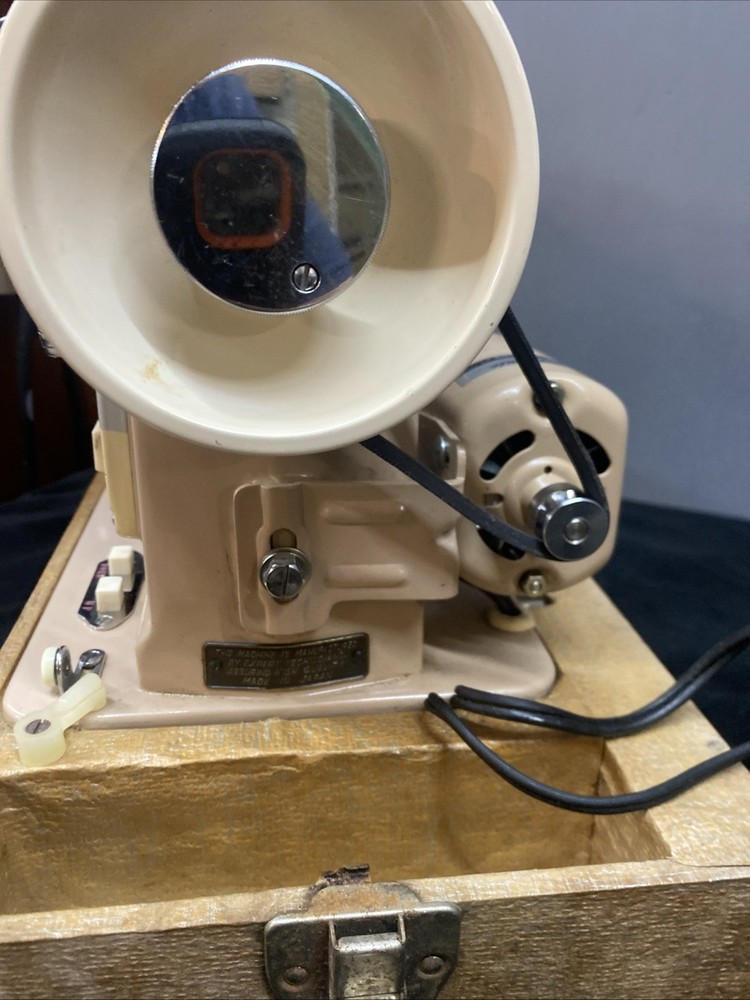 Modern Home Automatic ZigZag Sewing Machine 711-B Works W Case Read Details
