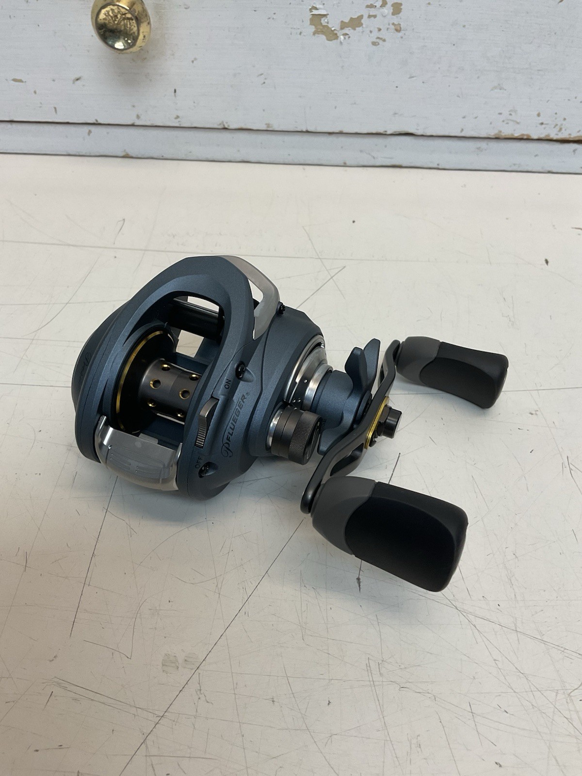 Pflueger President LP-F Low Profile Baitcast Reel - Right Hand