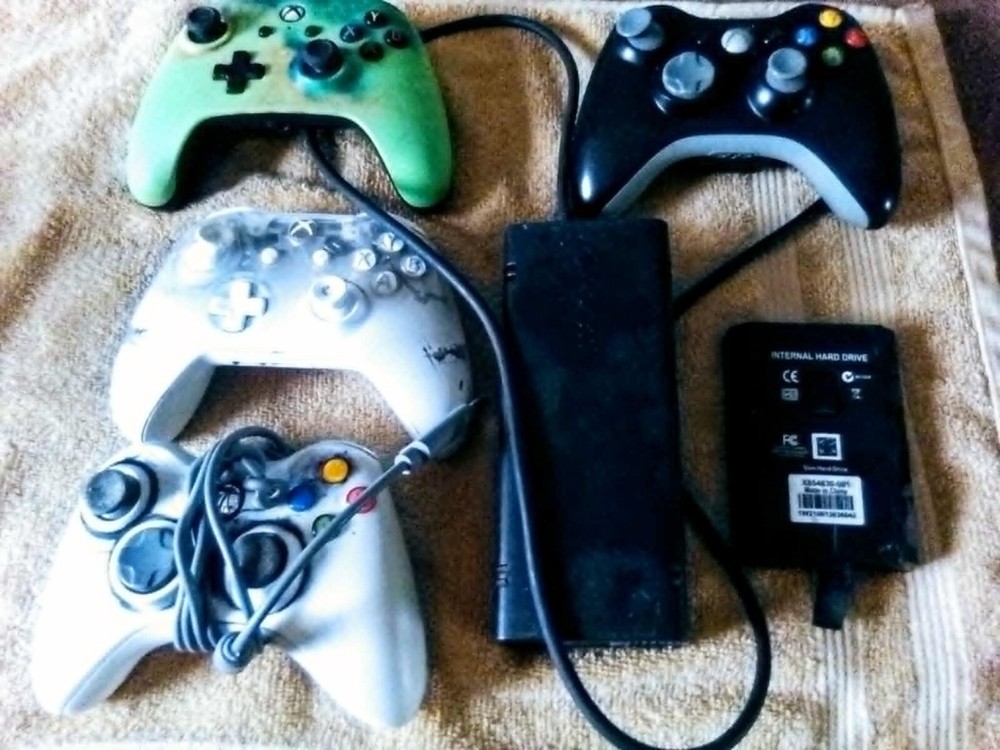 Xbox 360 Non Working Controllers(4)  & Working Harddrive