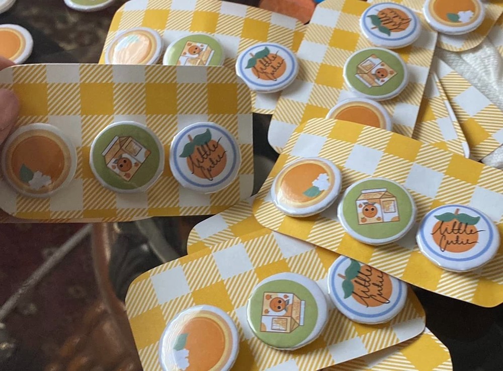 Personalized Button Press Kit: Create Pins, Badges, and Keychains Effortlessly!