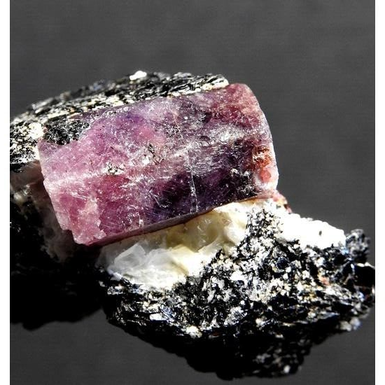KB: FANTASTIC!! LW FL. RED RUBY XL. FROM MADAGASCAR