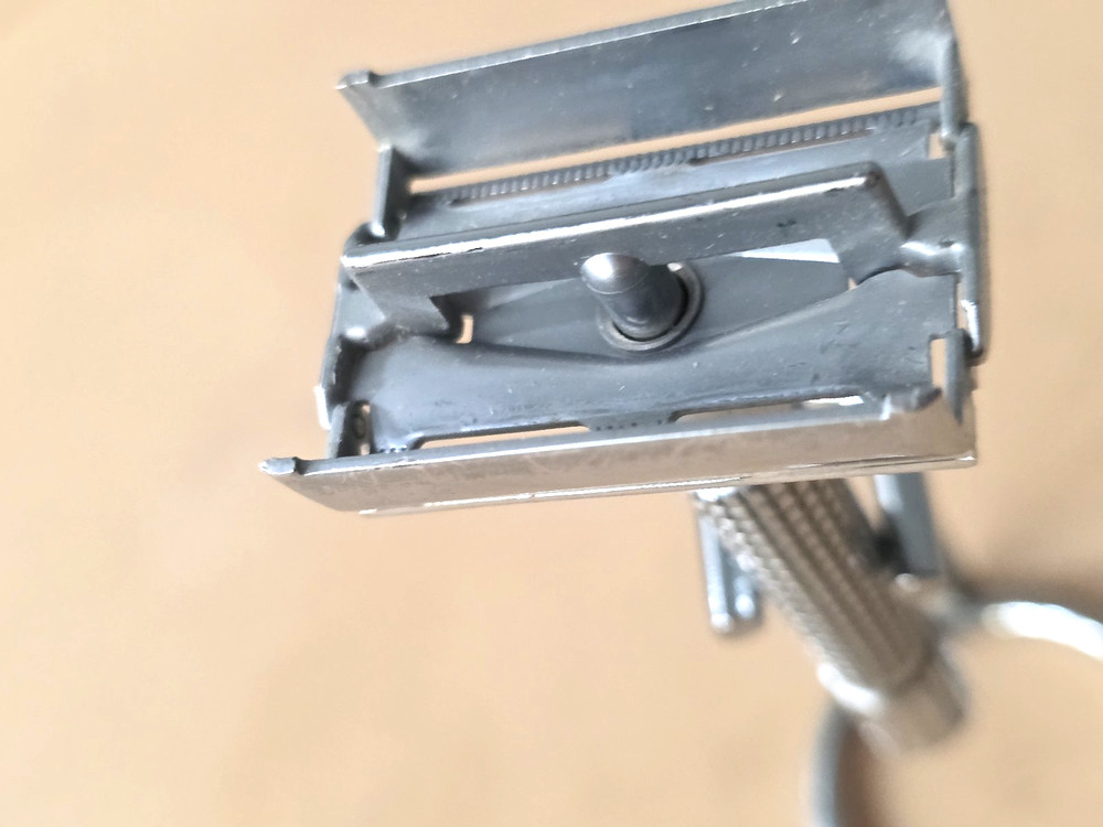 Classic Chrome Safety Razor And Stand M002