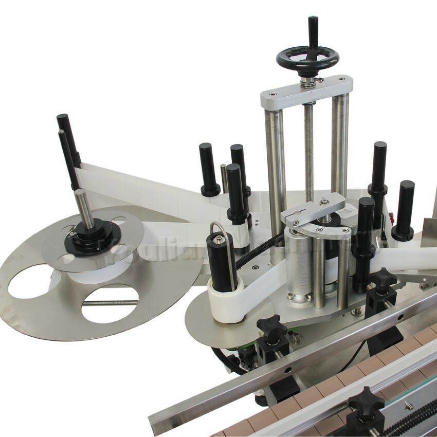 High Accuracy Water Round Bottle Positioning Labeler Printing Labeling Machine