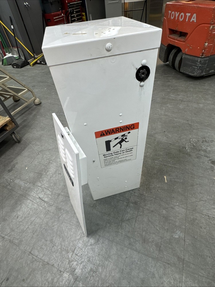 DoorKing Inc. 1601-080 Barrier Gate