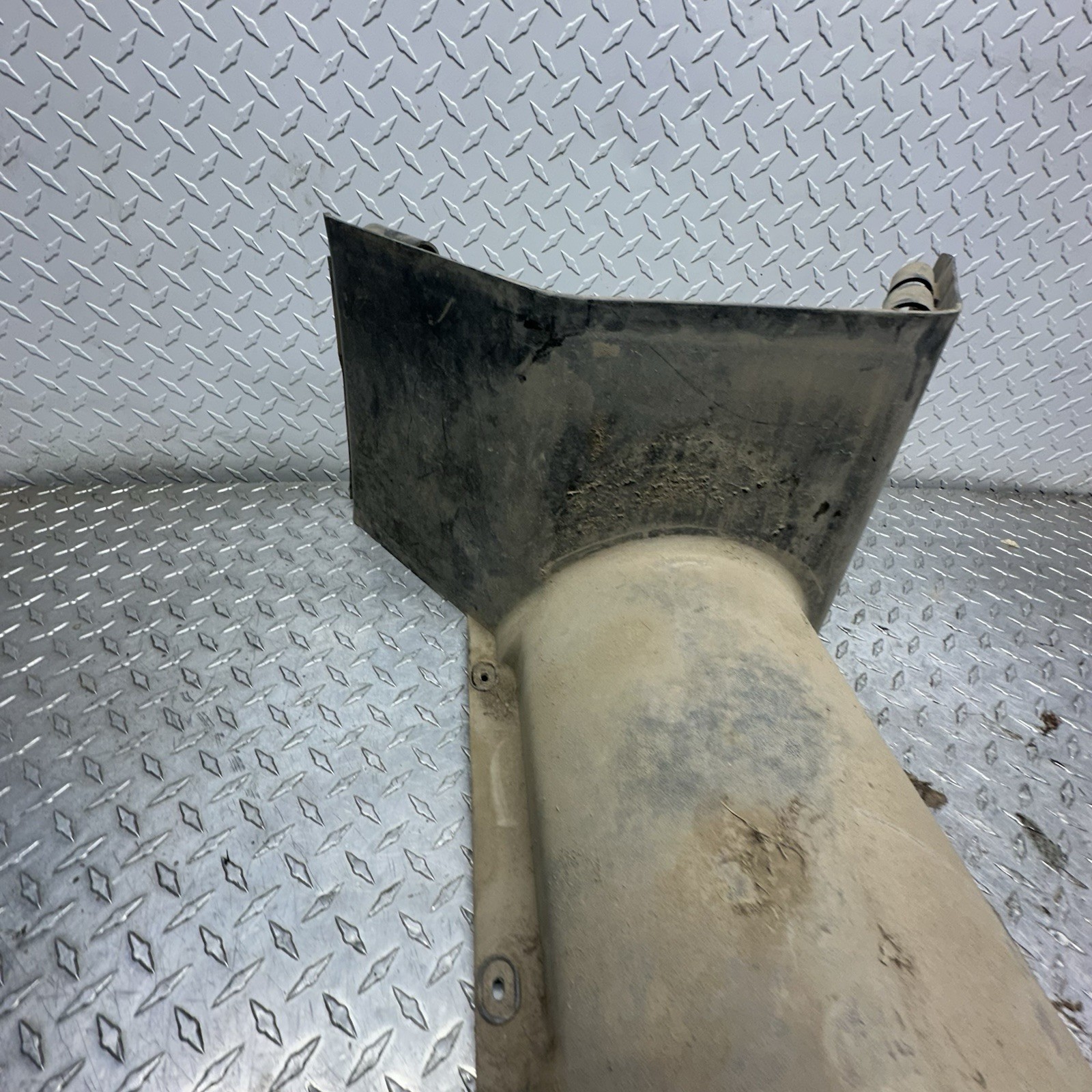 2005 YAMAHA RHINO 660 CENTER COVER CONSOLE FOOTREST ENGINE PLASTIC PANEL