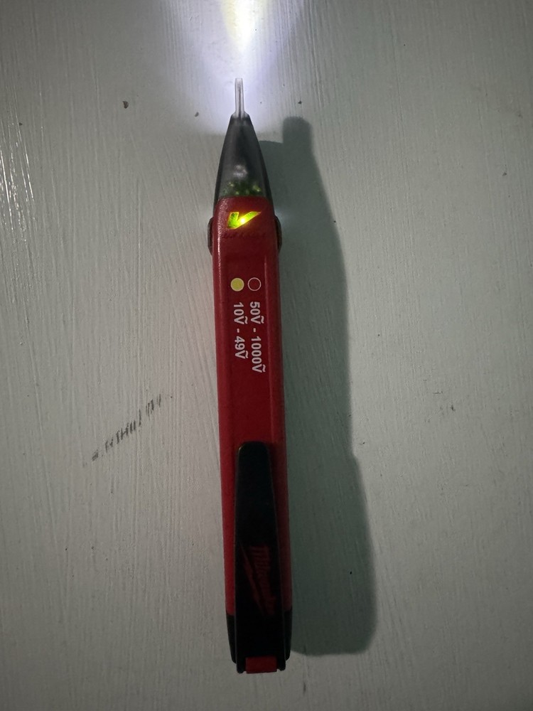 Milwaukee Voltage Detector 100-1000V with LED Light Indicator
