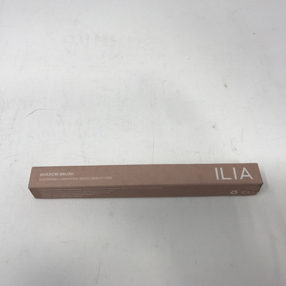 ILIA Flat Tapered Shadow Makeup Brush, White