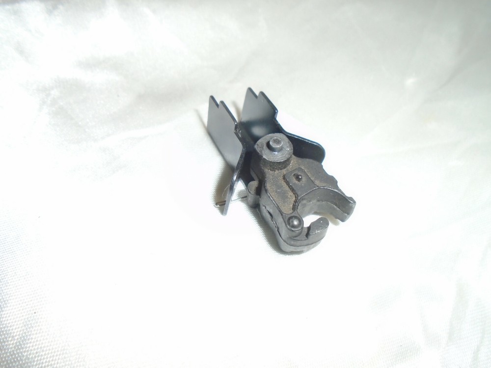 Lionel Postwar Diesel Fixed Knuckle Coupler W/Mounting Bracket &Centering Spring