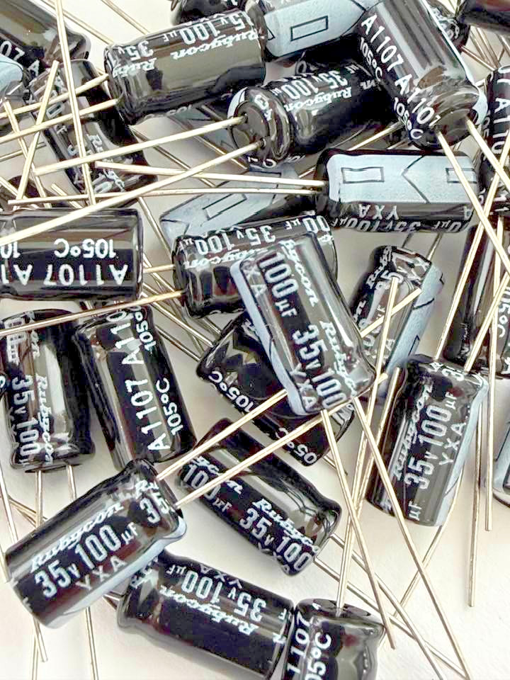15X - 100uF @ 35V 105° Electrolytic Capacitor - (RUBYCON) --- AUDIO /AMP/ TIMING