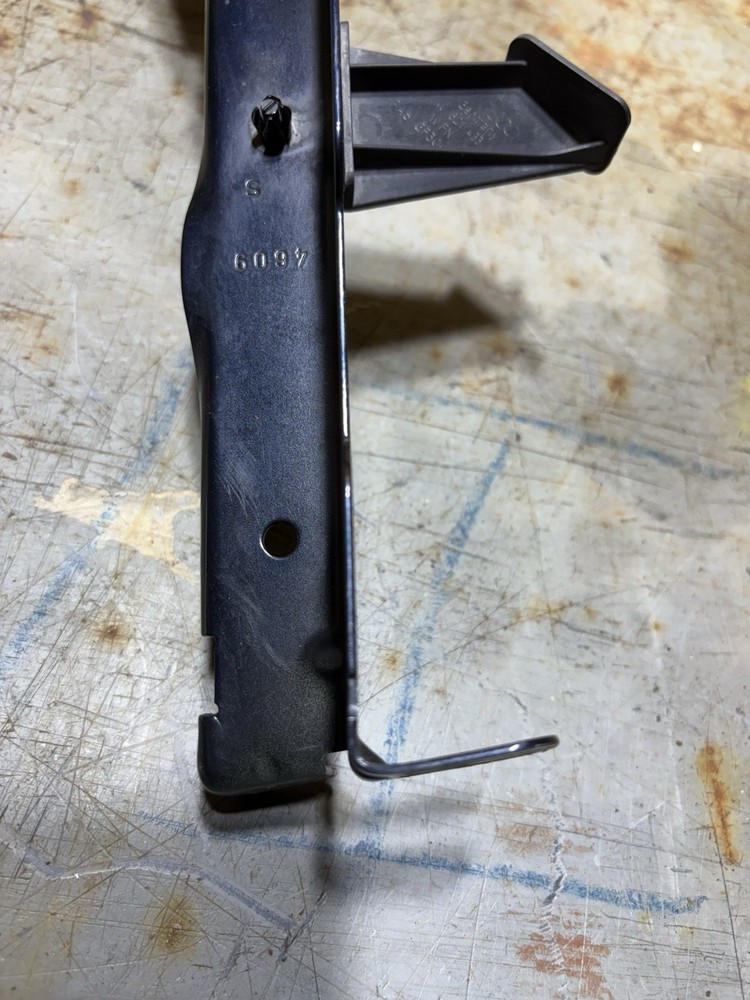 2010 AUDI A4 LEFT FENDER SUPPORT BRACKET 8K0821135C