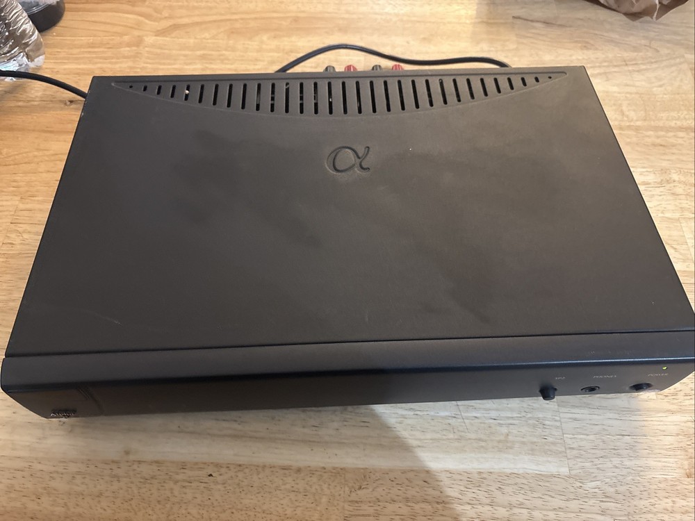 ARCAM ALPHA 8 POWER AMPLIFIER Powers On