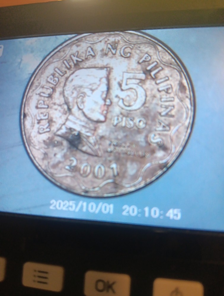 2001 Philippines 5 Piso coin -- Great condition