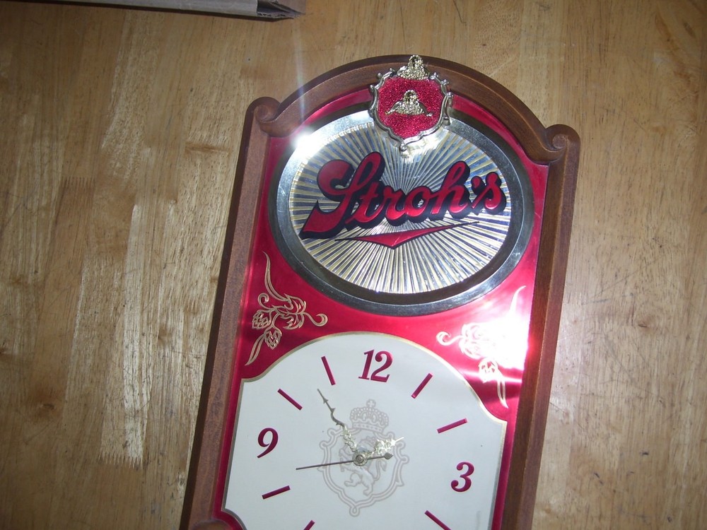 Vintage Strohs Beer Wall Clock brewery battery operated