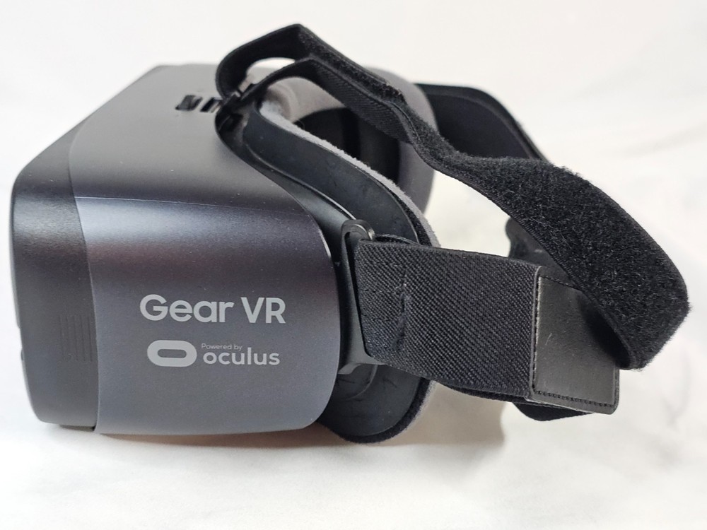 Samsung Gear VR with Controller, Complete in original box, Classic OG VR Tech!