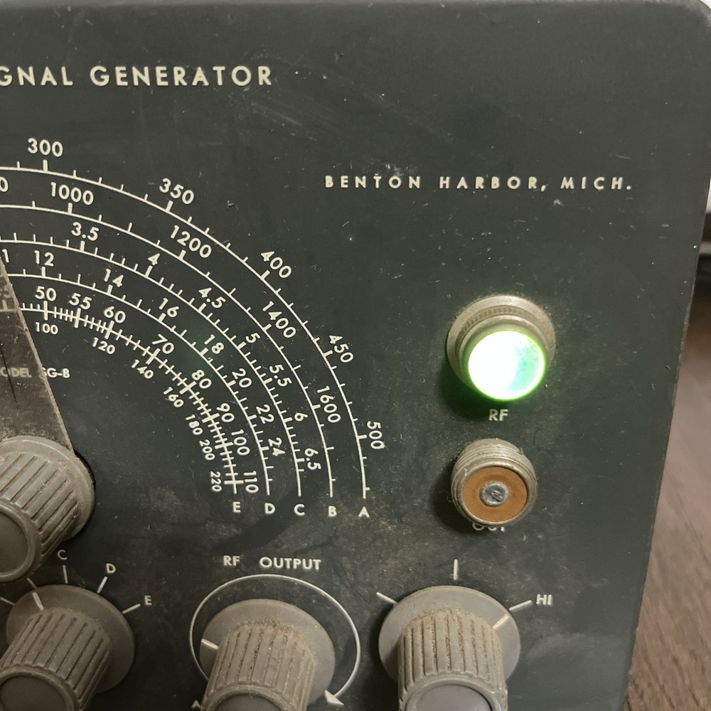 Vintage Heathkit SG-8 RF Signal Generator, Powers On With Green Light Untested