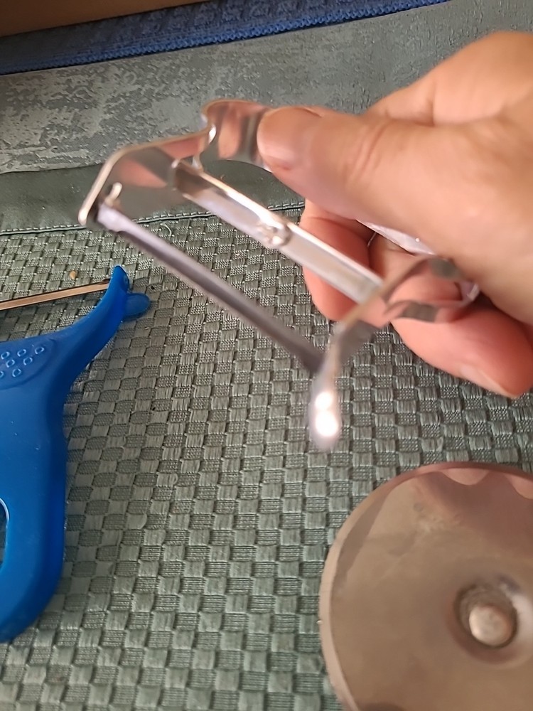 VINTAGE KITCHEN TOOLS (BIN TT)