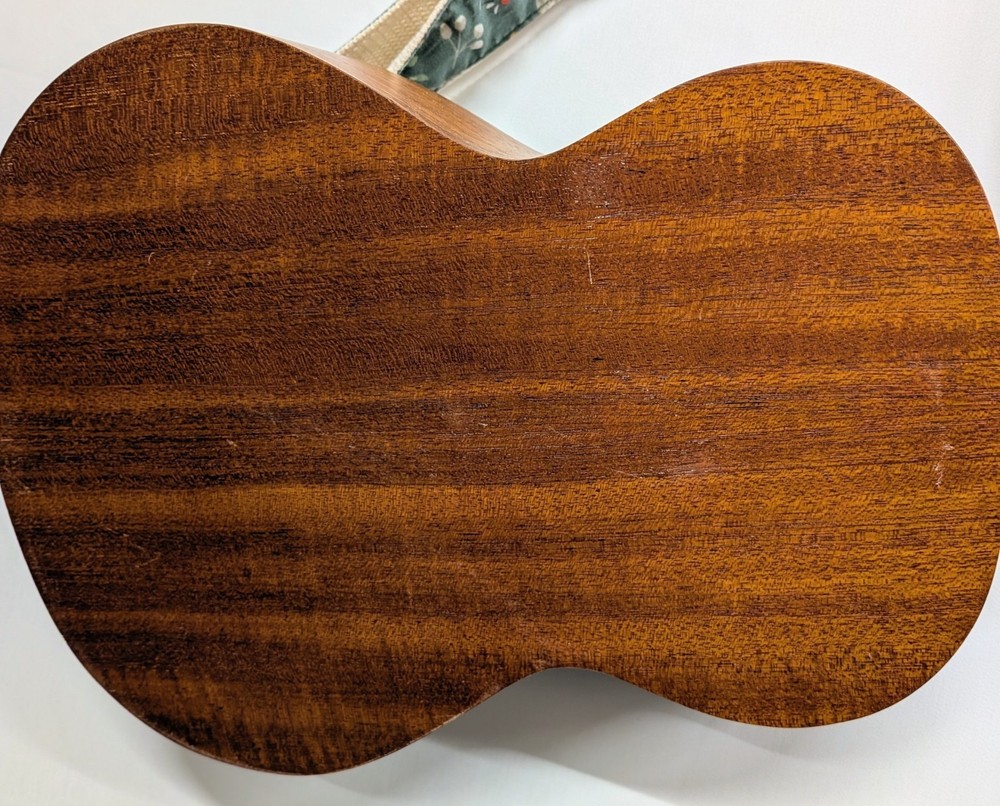 Ukulele Donner DUT-43 Electro Acoustic Instrument Strap & Bag 4 String