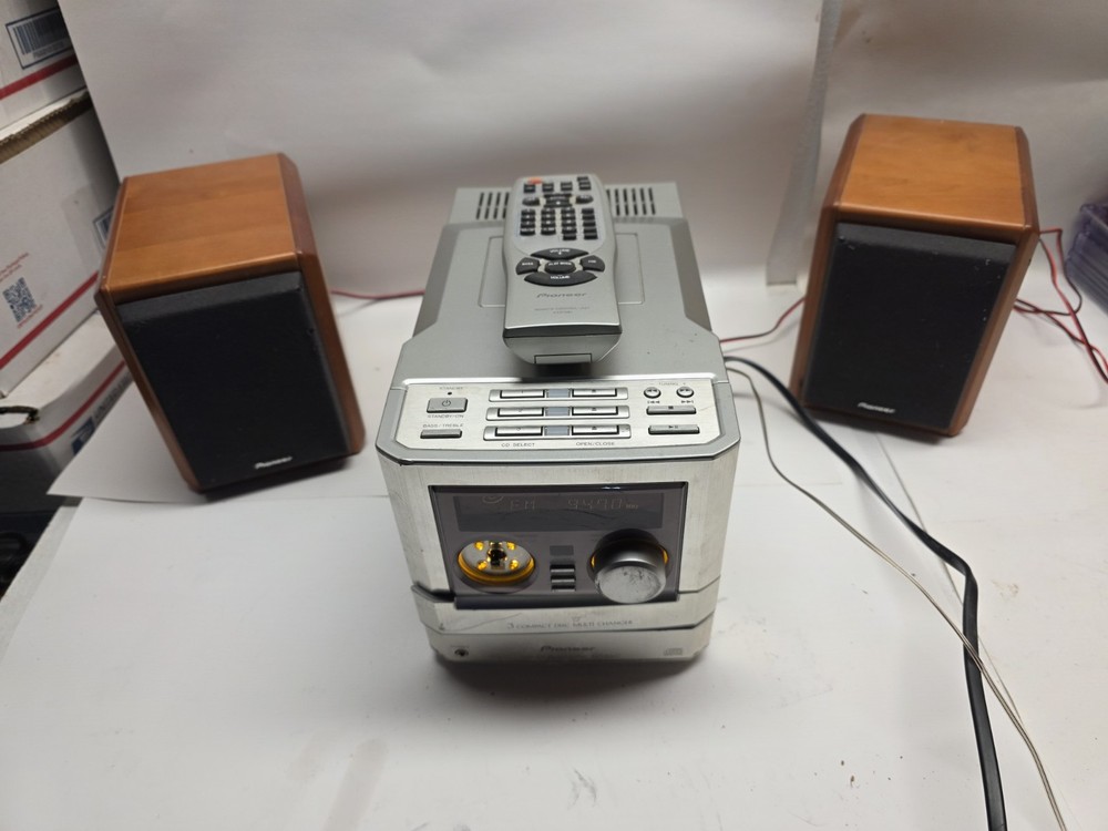 HI FI SYSTEM MT 2000 PIONEER. CD not working Everything Else Works Perfect.