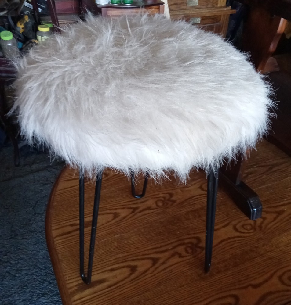 White Fur Vanity Bench    (VB-1)