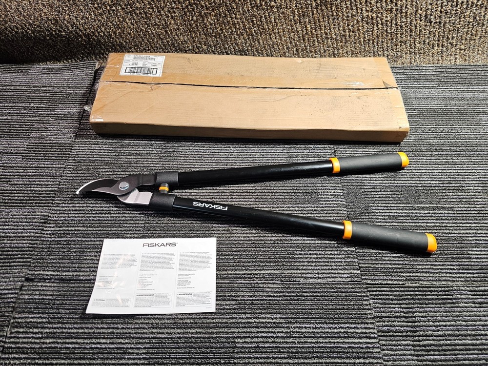 Fiskars 28" Loppers for Tree Trimming, Rust-Resistant Sharp Bypass Steel Blade