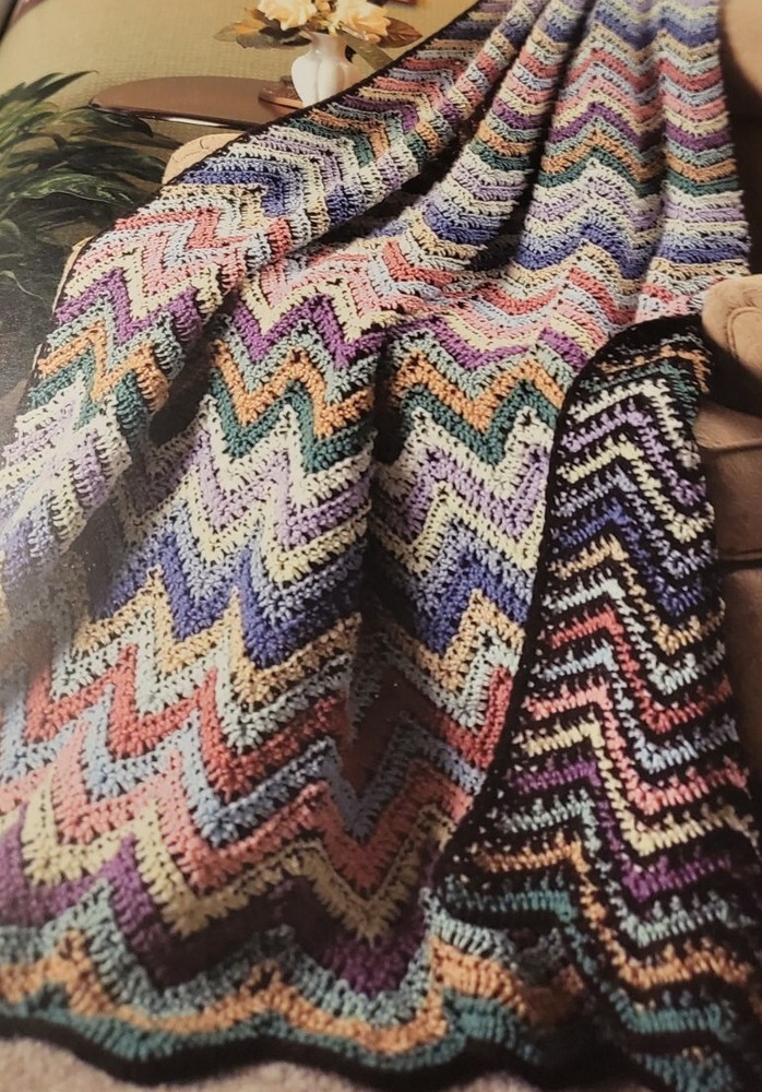 DT6 ANNIE'S ATTIC 2005, YEAR-ROUND SCRAPS APLENTY CROCHET PATTERN LEAFLET