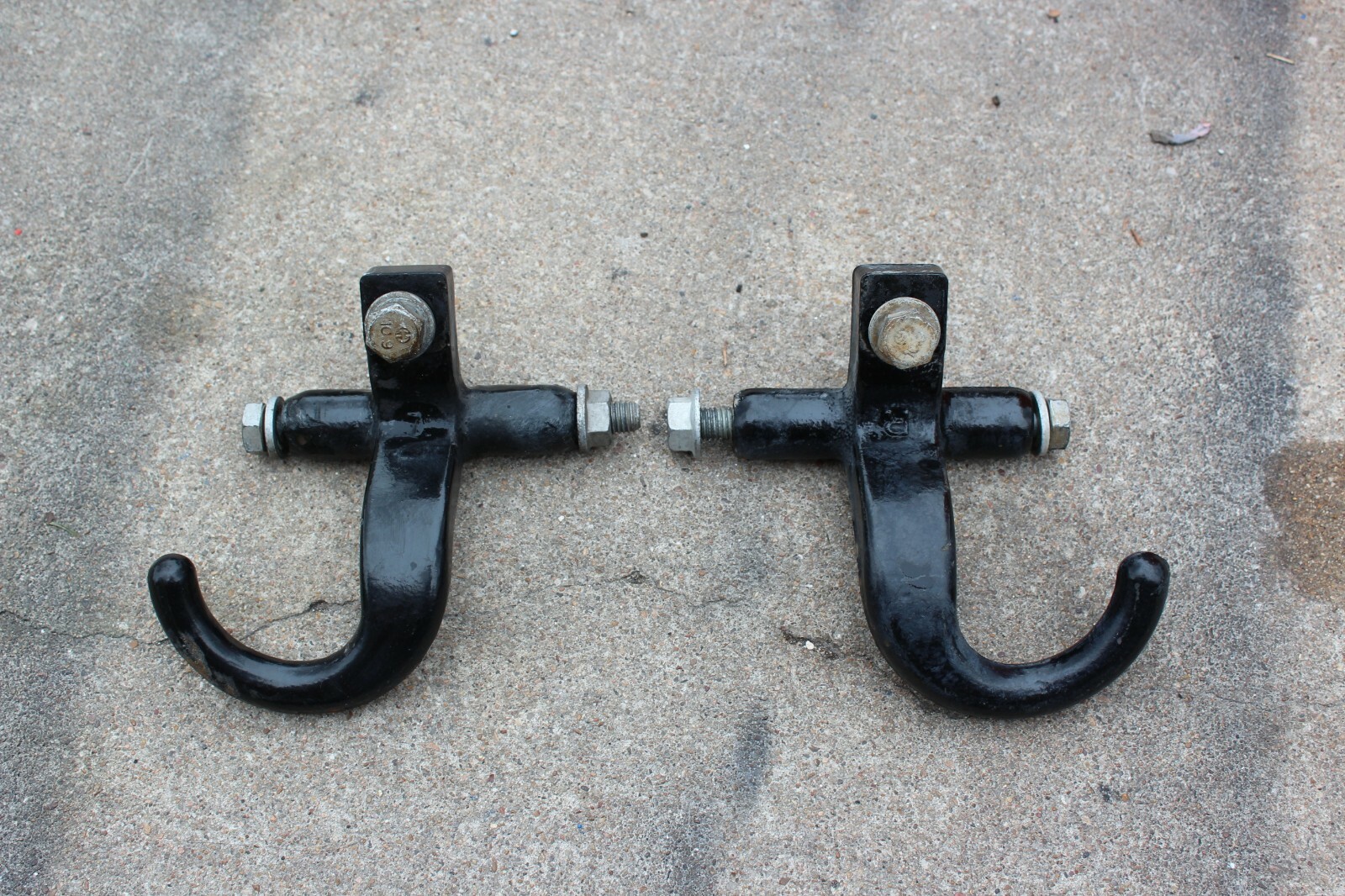 1999-07 Chevrolet Silverado Tahoe 1500 Tow Hooks Pair OEM GM 15709129 15709128