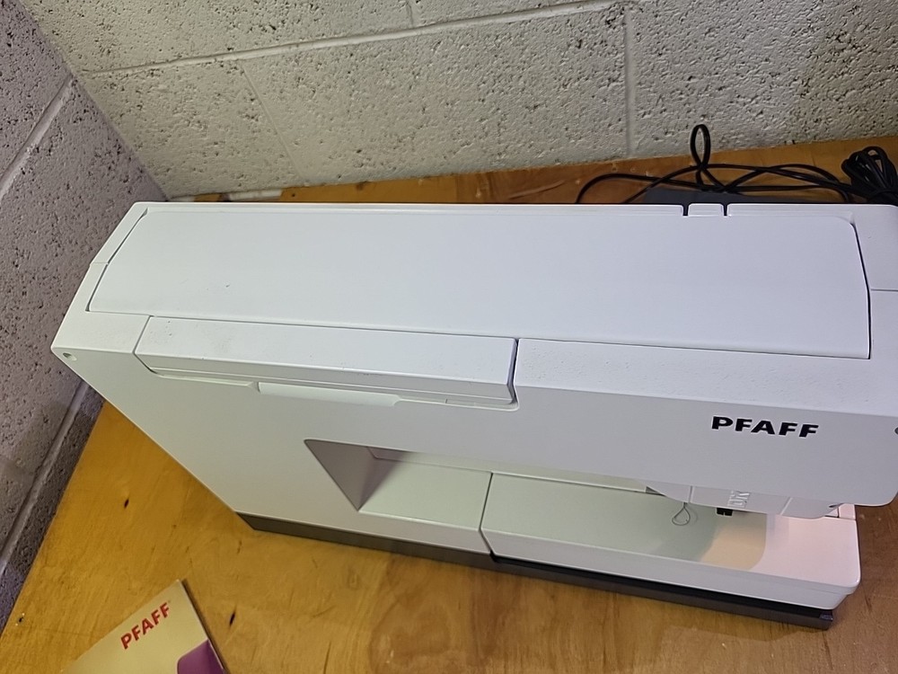 Pfaff Quilt Expression 4.0 Sewing Machine With IDT- Working , Clean+ Extras.