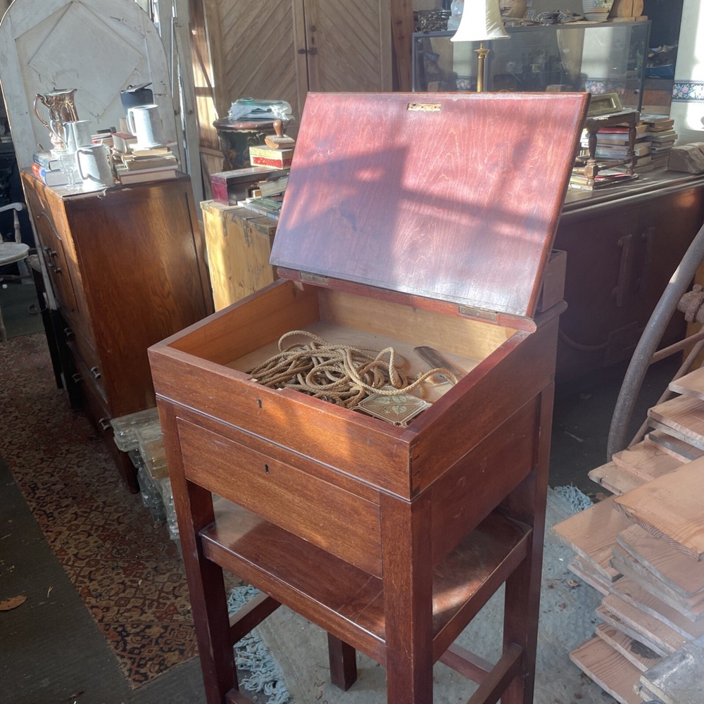 A Lecturn /desk