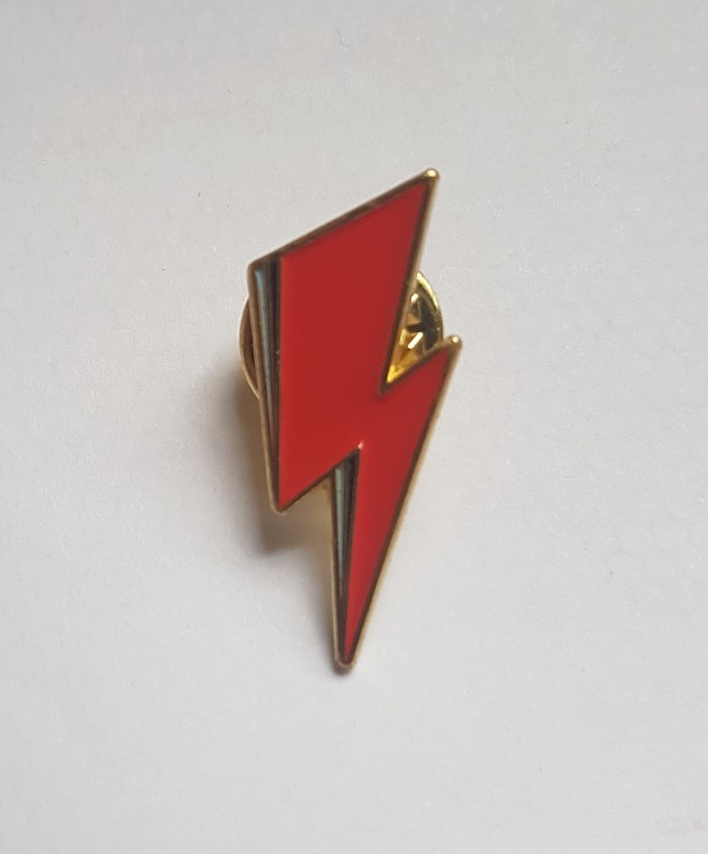 DAVID BOWIE LIGHTNING BOLT PIN BADGE
