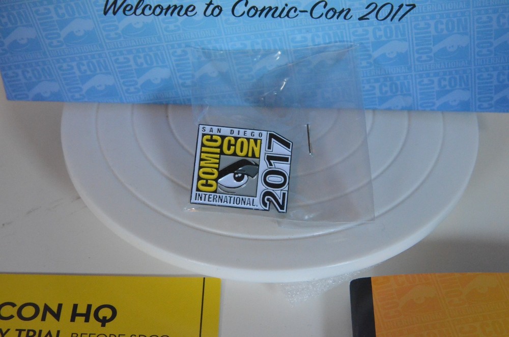 SAN DIEGO COMIC CON 2017 PIN & Welcome Guide Pack SDCC