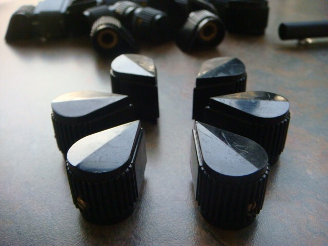 ONE Lot 26 single Set-Screw BLACK Pointer Knobs MS91528 type -- Likely Used