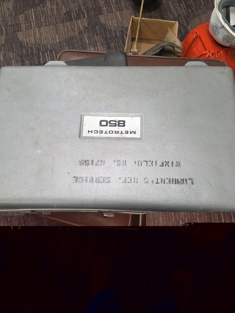 Metrotech 850 Cable and Pipe Locator