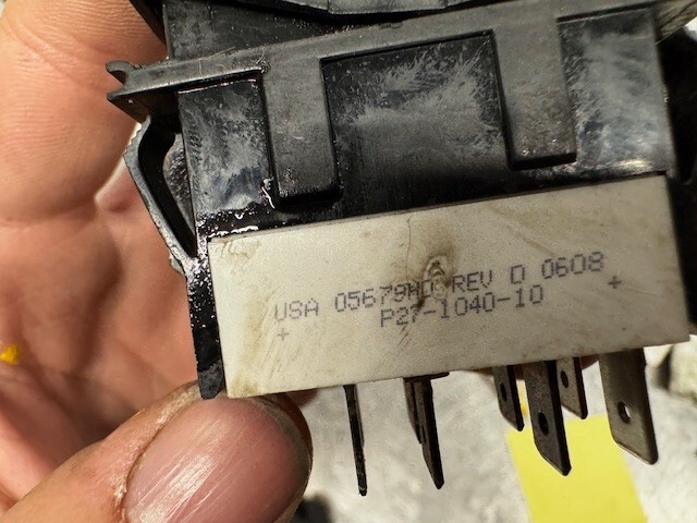 KENWORTH P27-1040-10 SWITCH-ROCKER DOME LAMP