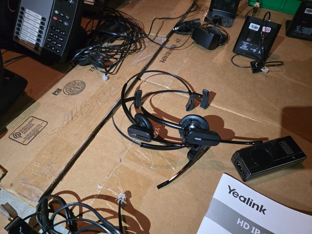 Phone Mitel System 21 Phones 9 Programable Key Module 4 head sets charging ports