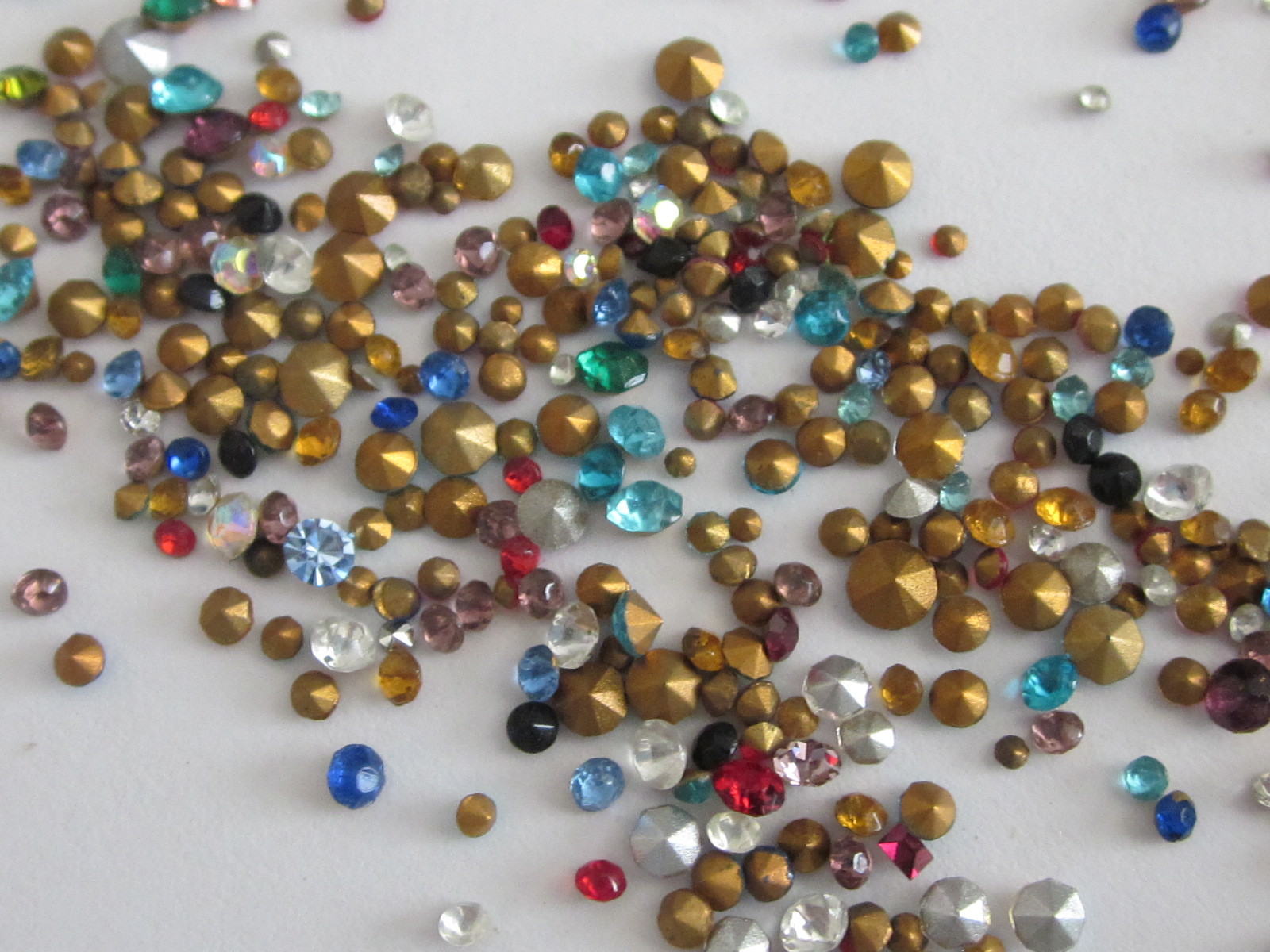600 TINY SMALL VTG GLASS RHINESTONES COLORS MIX AB CLEAR CZECH PRECIOSA HUGE LOT