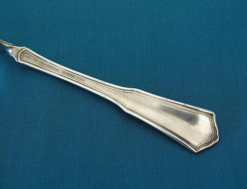 ONEIDA COMMUNITY - EXETER - MASTER TWISTED HANDLE BUTTER KNIFE - SILVERPLATE